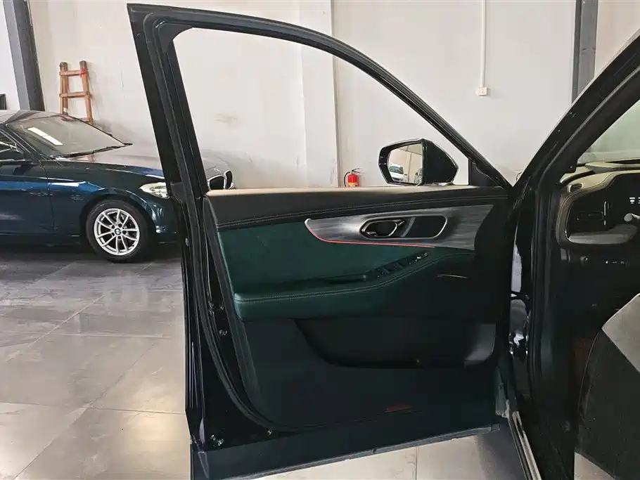 GAC Trumpchi GS8 Dual Engine Series 2.0 TM 2 WD Distinguished (7-seat)