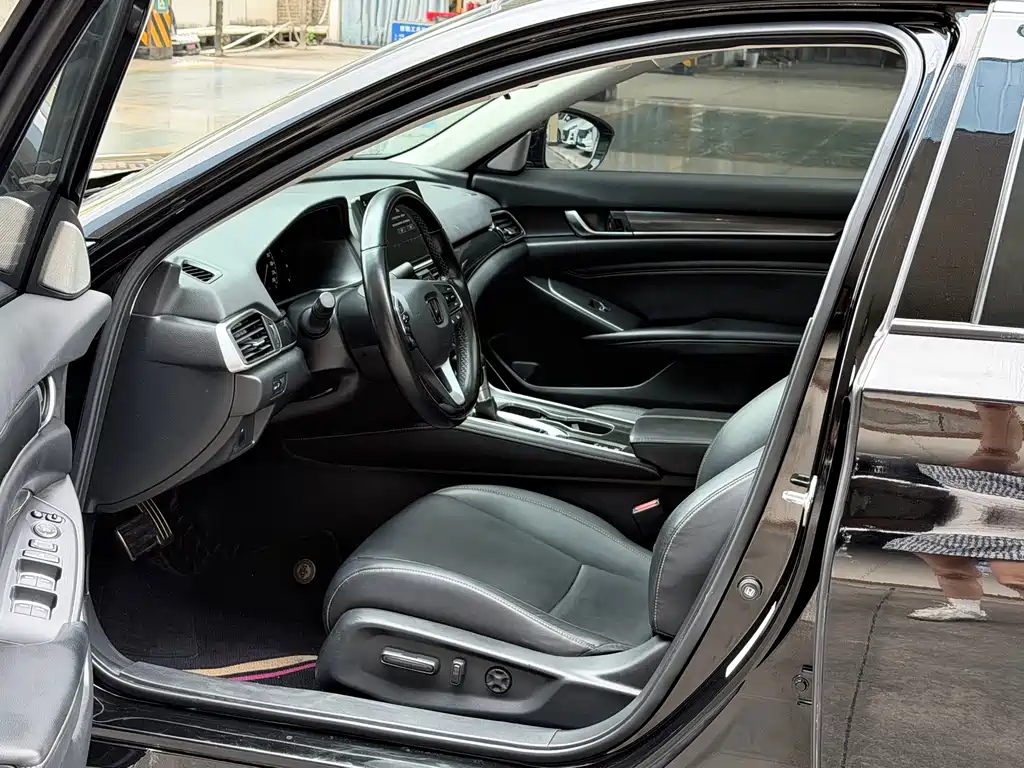 Accord 260 TURBO Phantom Night · Distinguished