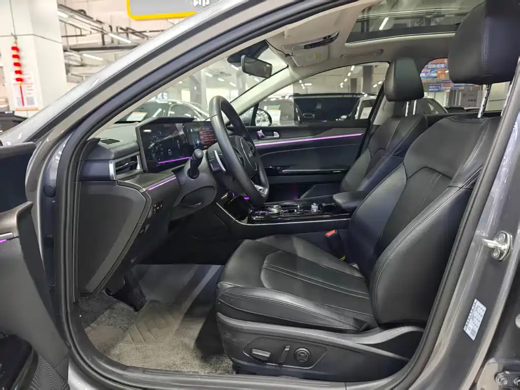 Kia K5 起亚K5 2025款 1.5 T 尊贵版