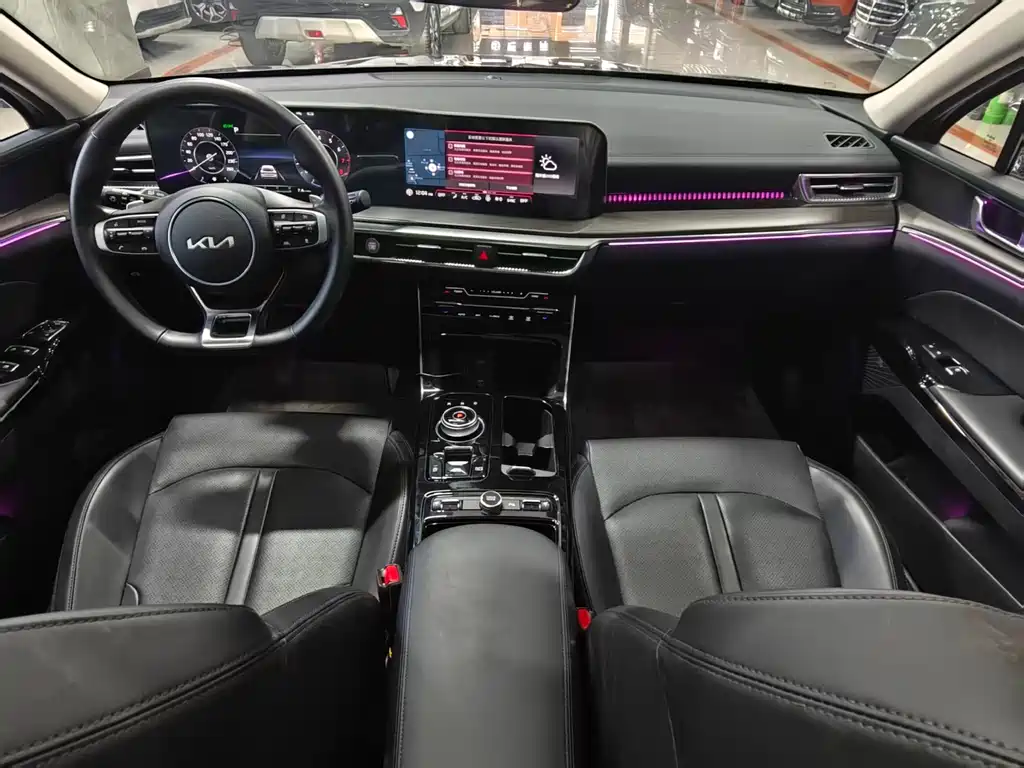 Kia K5 起亚K5 2025款 1.5 T 尊贵版