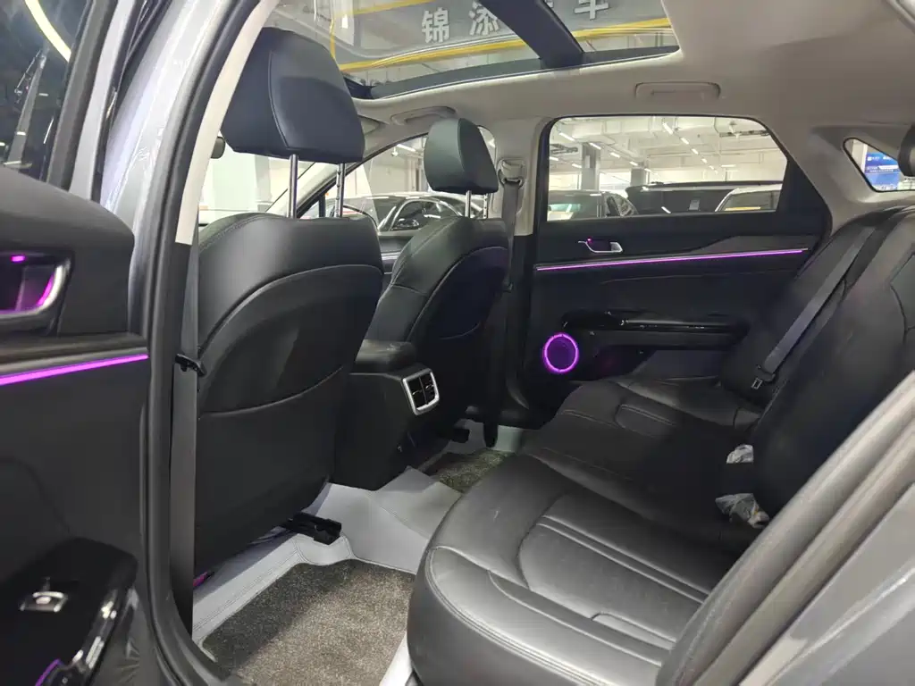 Kia K5 起亚K5 2025款 1.5 T 尊贵版