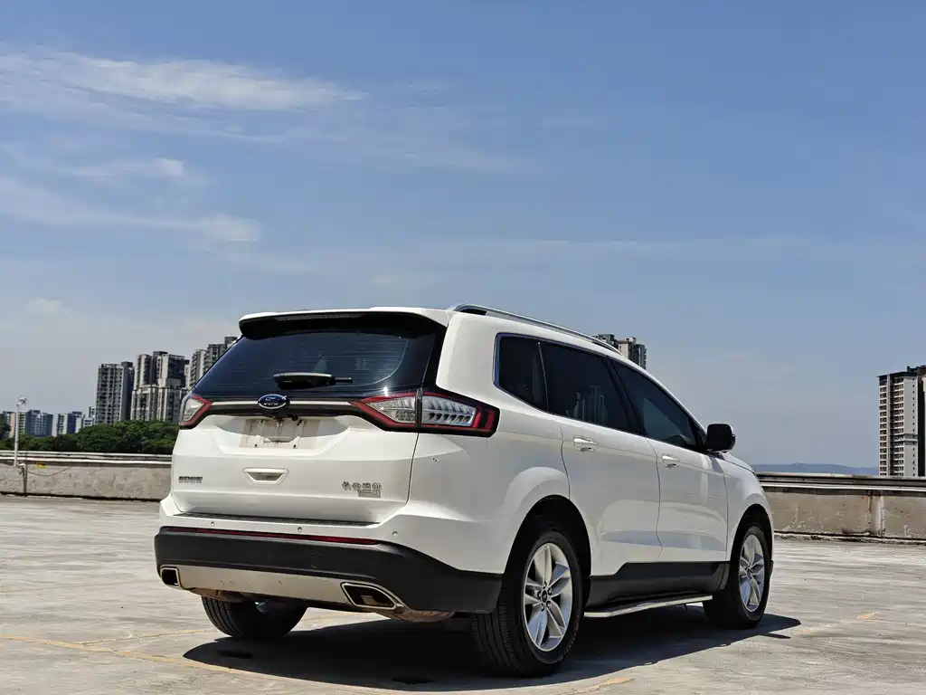 Edge EcoBoost 245 2 WD Platinum Sharp 5-seat
