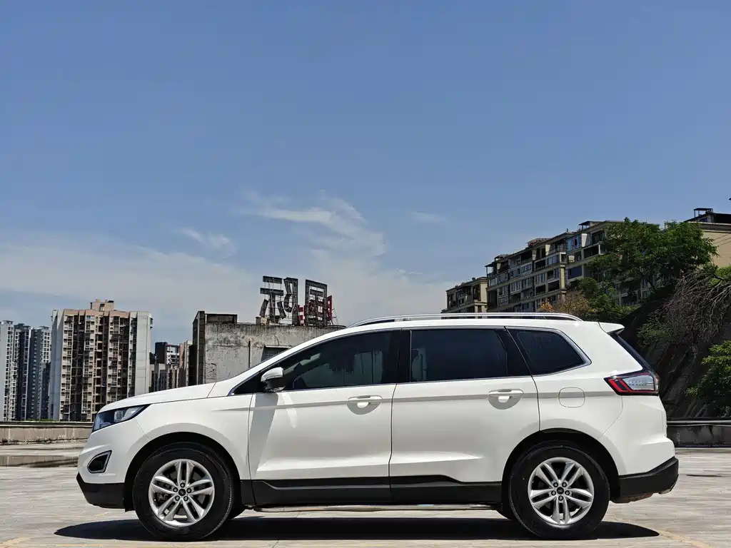 Edge EcoBoost 245 2 WD Platinum Sharp 5-seat