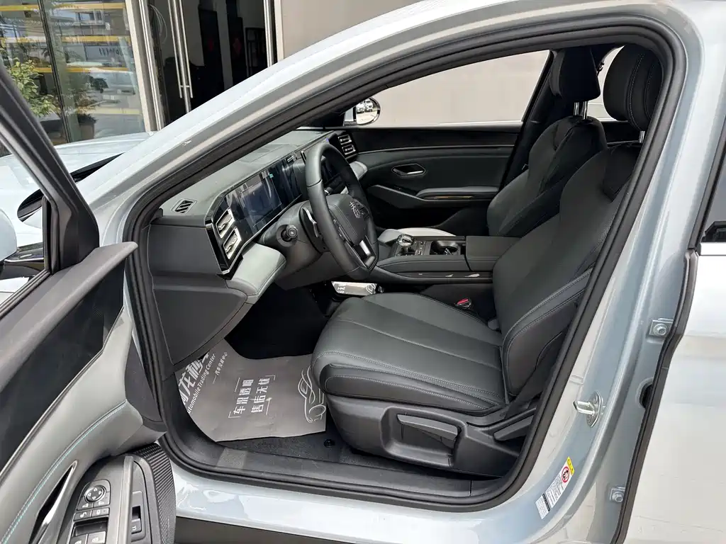 Qin L DM-i Smart Drive 80 KM Leading
