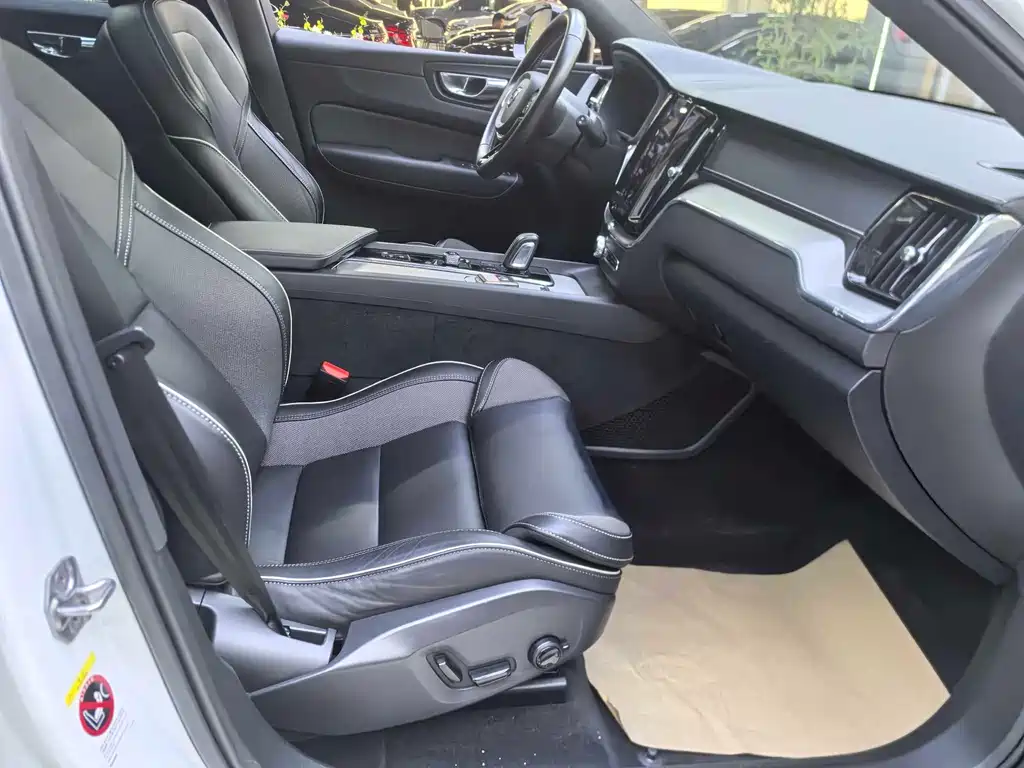 Volvo XC60 PHEV T8 E Drive Hybrid Smart Vision Sport