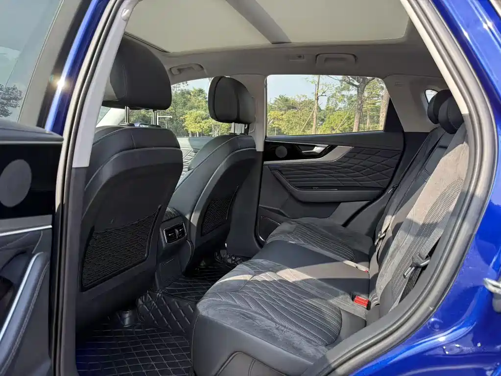 Hongqi HS5 2.0 T Connected Flagship Enjoyment