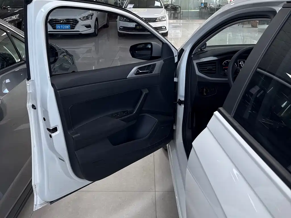 Polo Plus 1.5 L Auto Colorful Tech