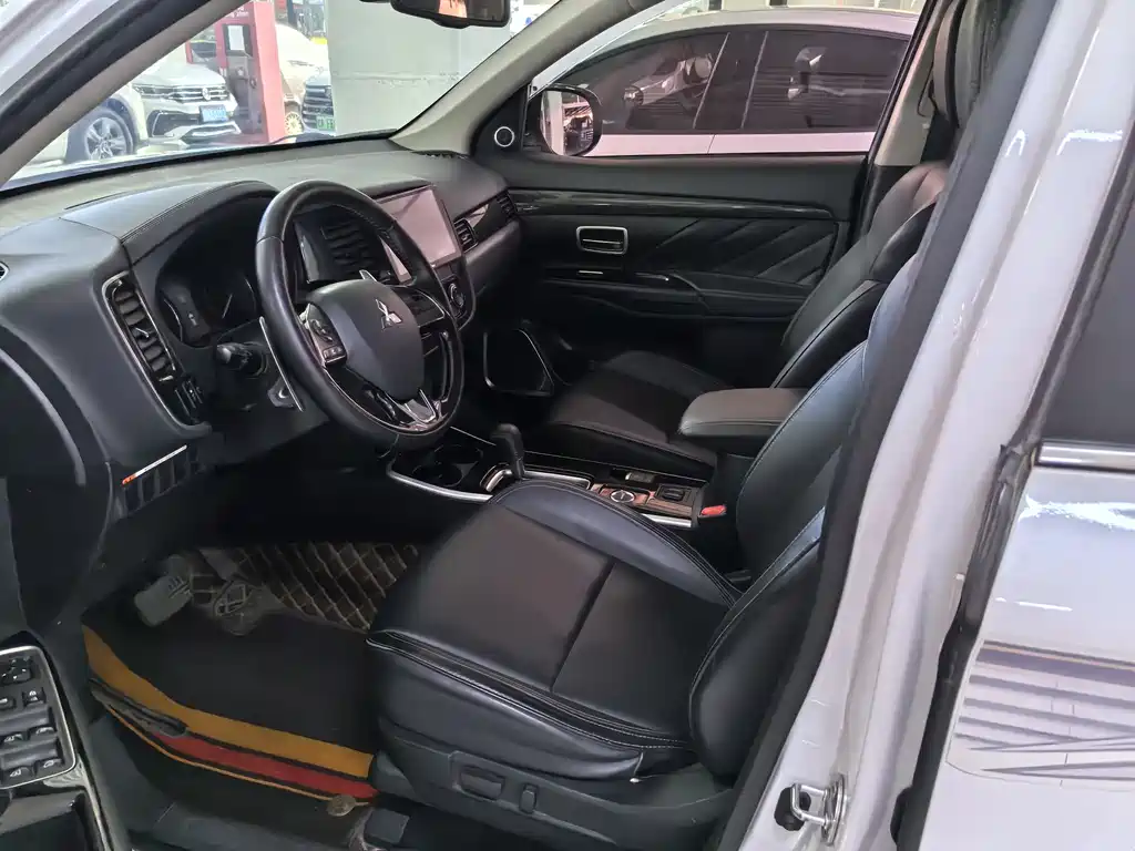 Outlander 2.4 L 4 WD Enjoyment 5-seat CN-VI