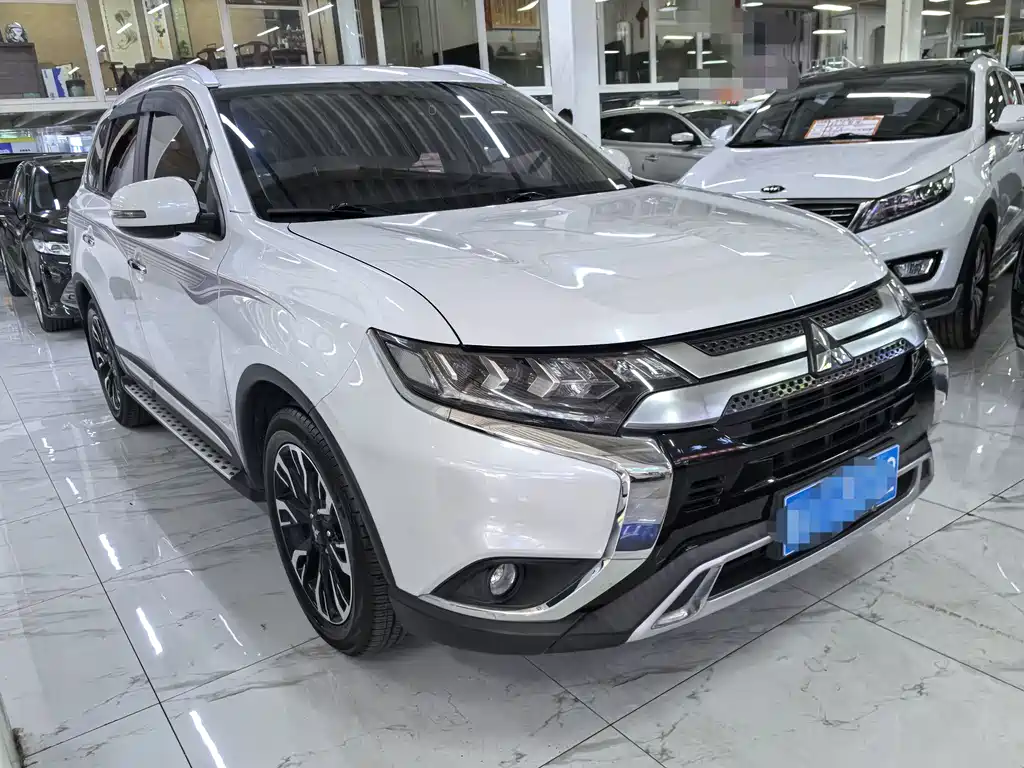 Outlander 2.4 L 4 WD Enjoyment 5-seat CN-VI