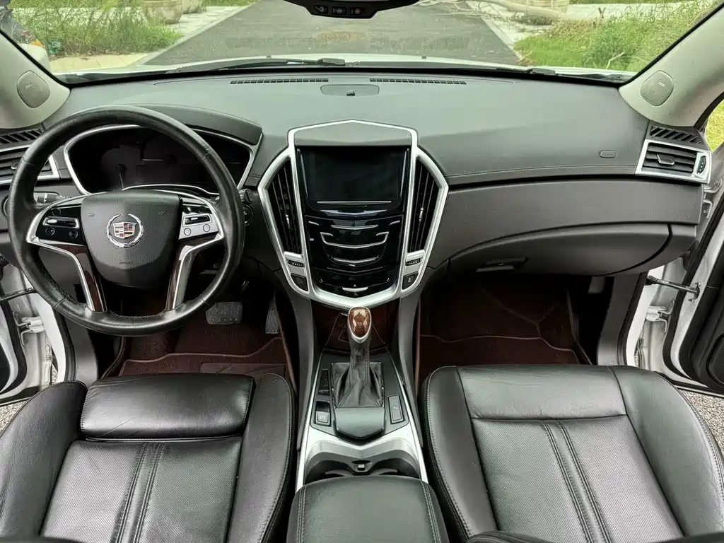 Cadillac SRX 3.0 L Leading