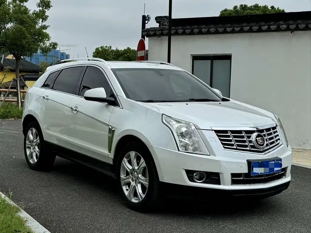 Cadillac SRX 3.0 L Leading