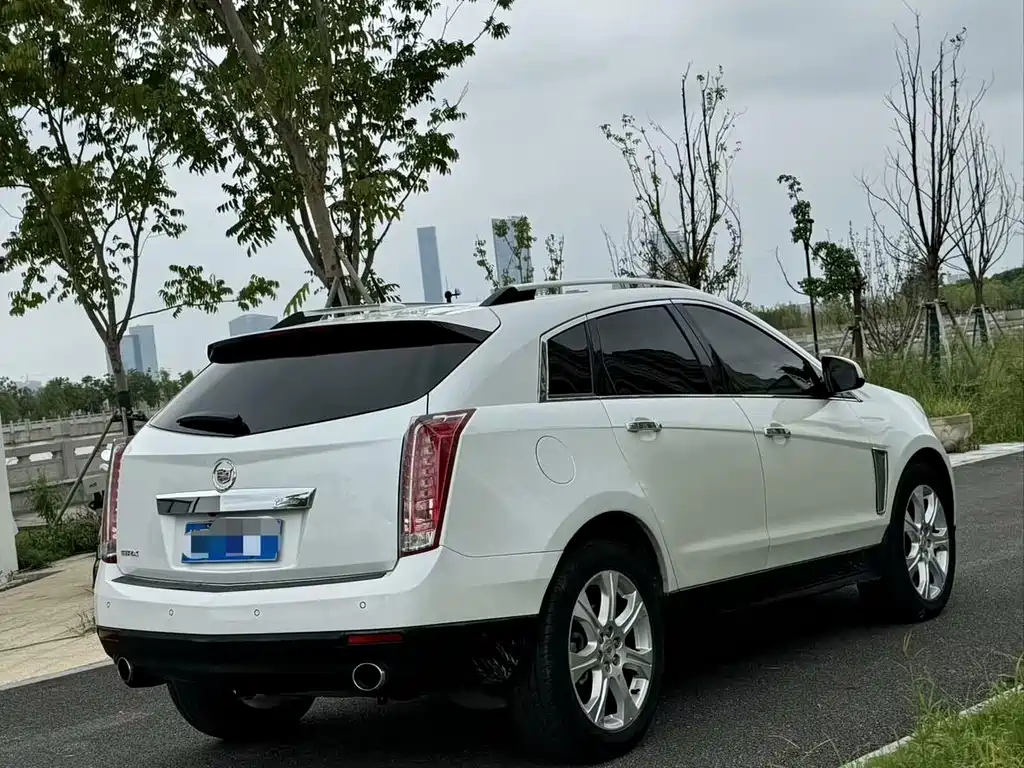 Cadillac SRX 3.0 L Leading