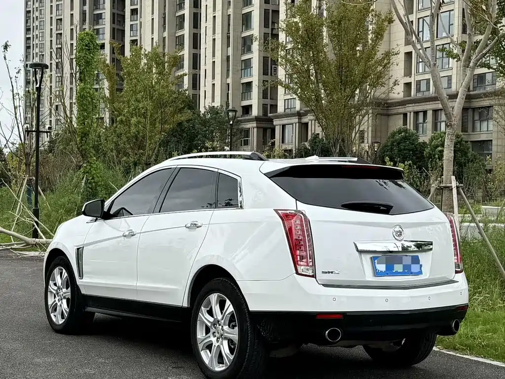 Cadillac SRX 3.0 L Leading