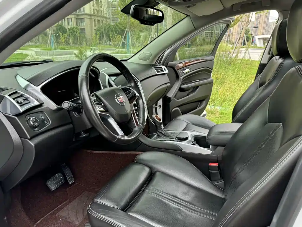 Cadillac SRX 3.0 L Leading