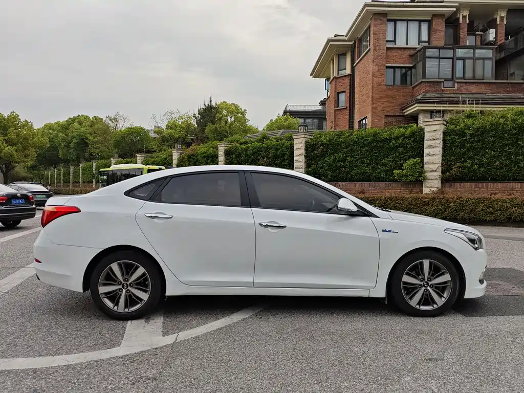 Mistra 1.8 L Auto Distinguished DLX
