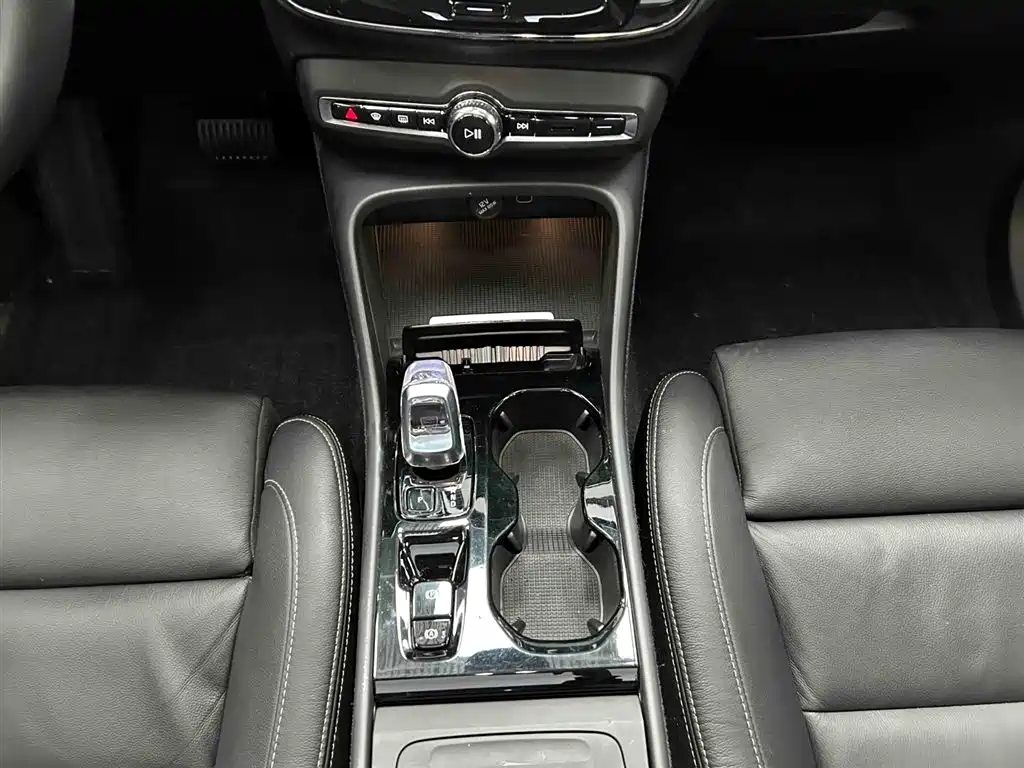 Volvo XC40 沃尔沃XC40 2023款 B4 四驱智远豪华版