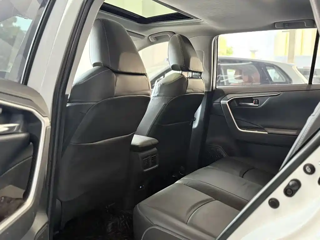 RAV4 2.0 L CVT 4 WD Style PLUS