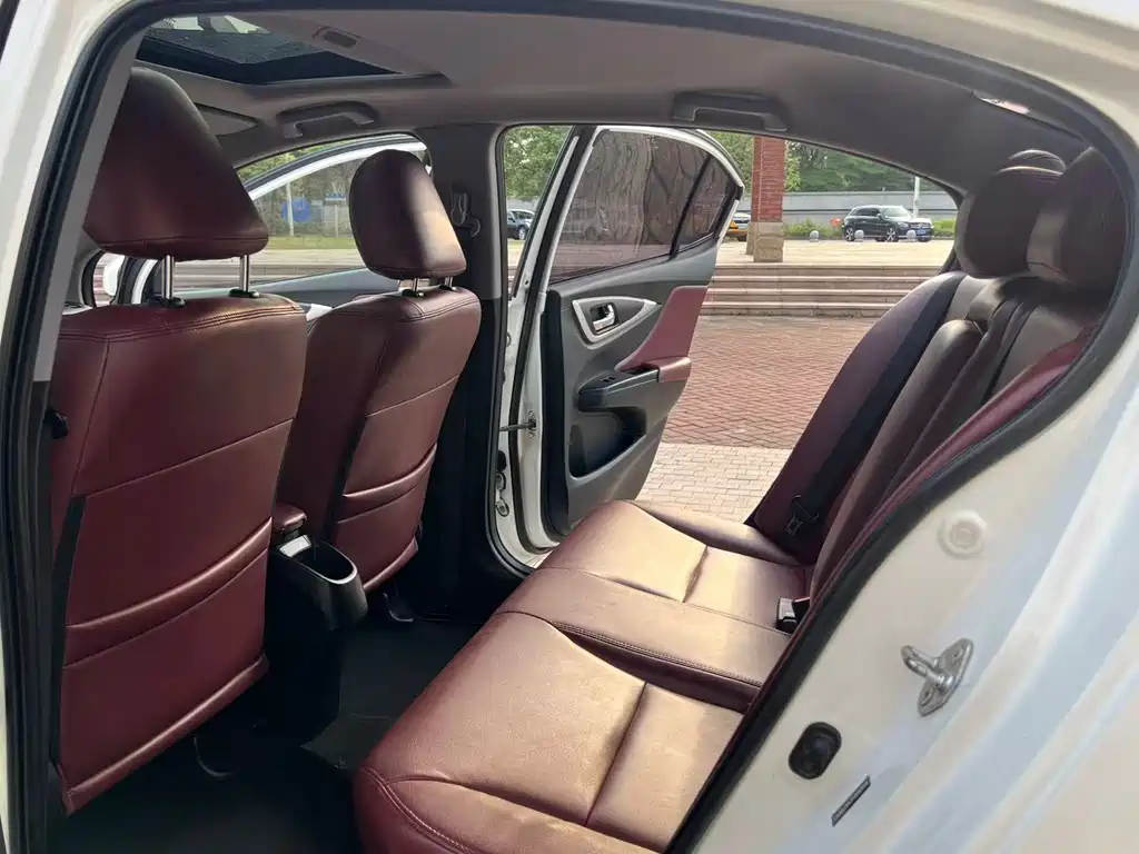 Crider 1.8 L CVT Luxury