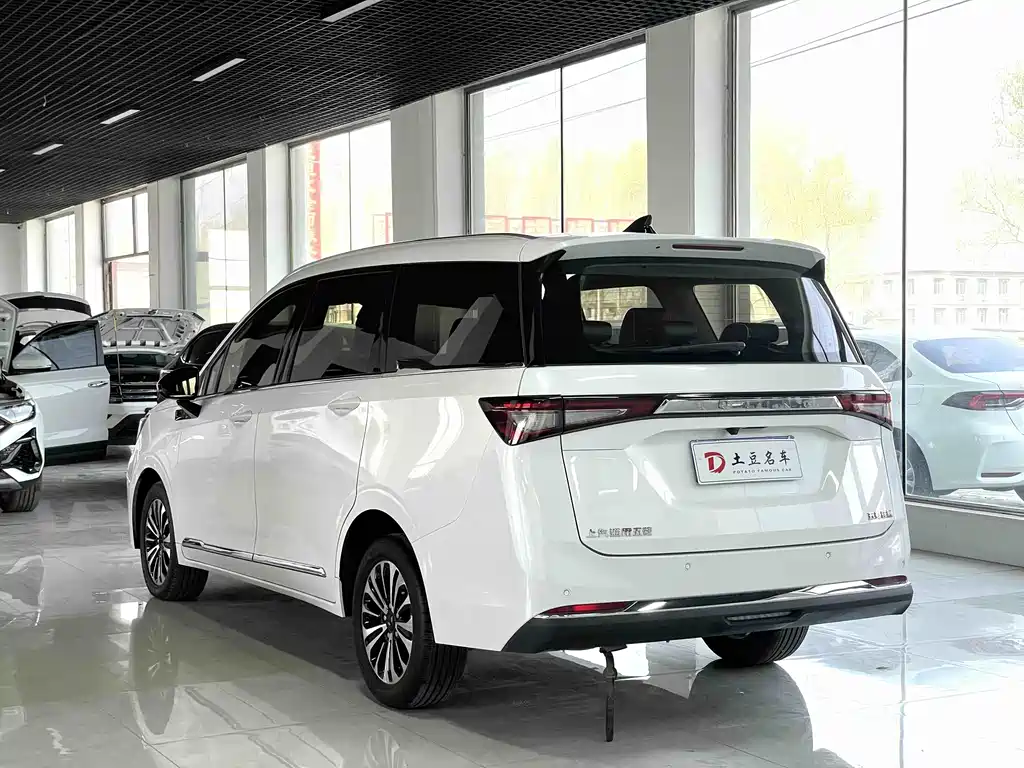 Wuling Jiachen 1.5 T CVT Premium Flagship