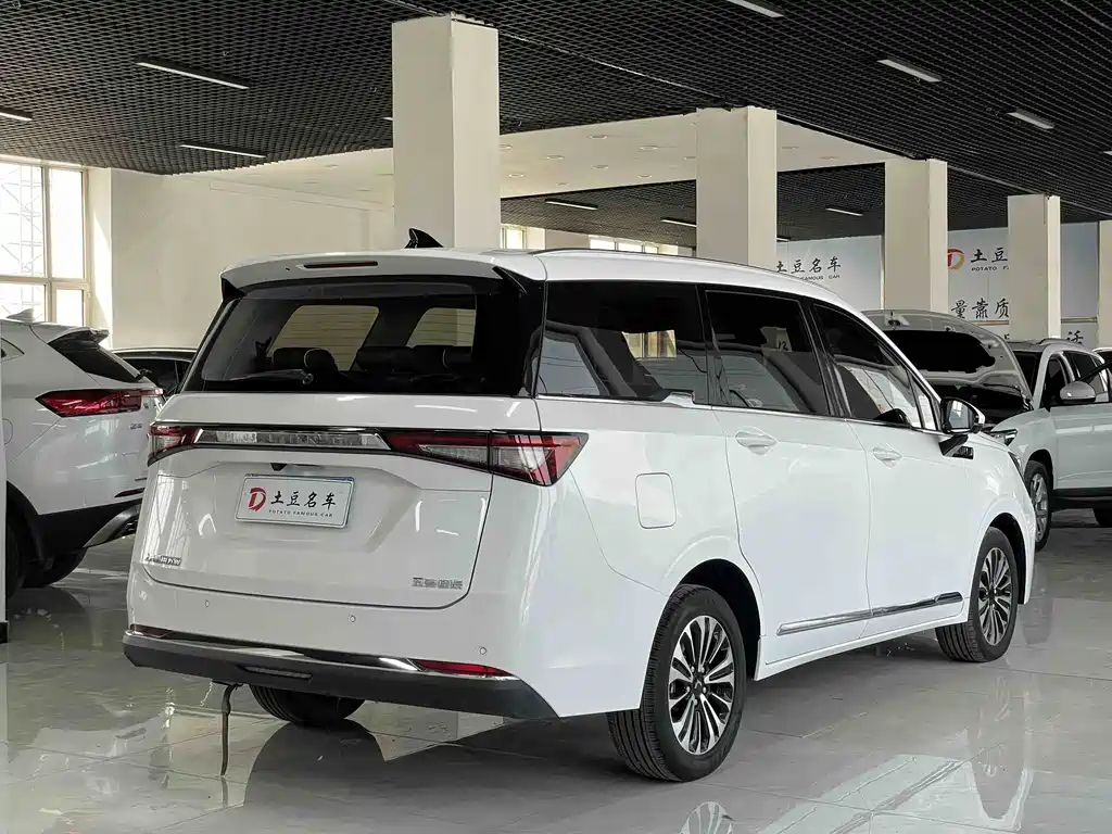 Wuling Jiachen 1.5 T CVT Premium Flagship