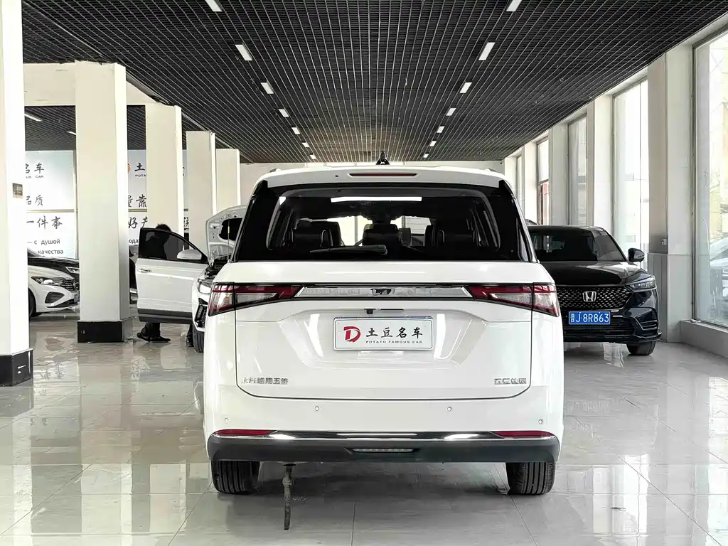 Wuling Jiachen 1.5 T CVT Premium Flagship
