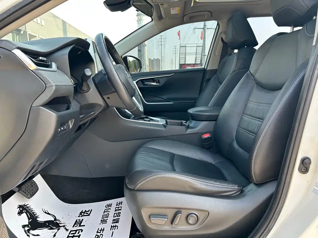 RAV4 Dual Engine 2.5 L E-CVT 4 WD Elite PLUS