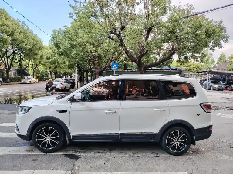 Dongfeng Fengxing SX6 1.6 L CVT Luxury