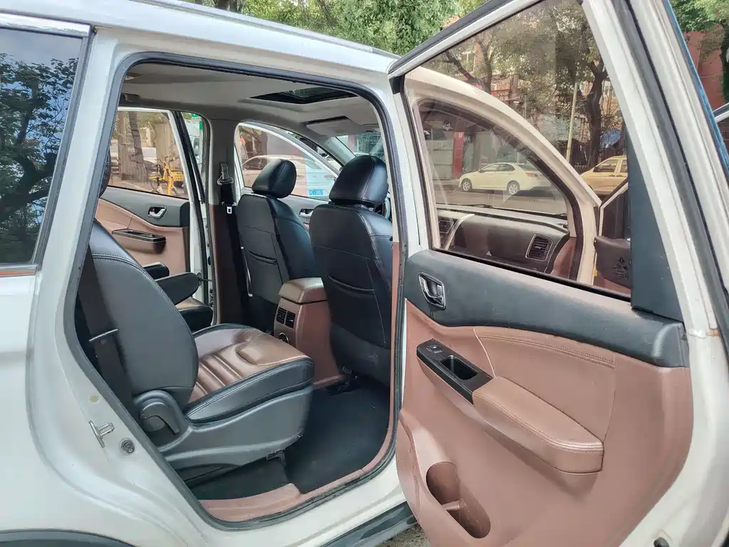 Fengxing SX6 1.6 L CVT Luxury