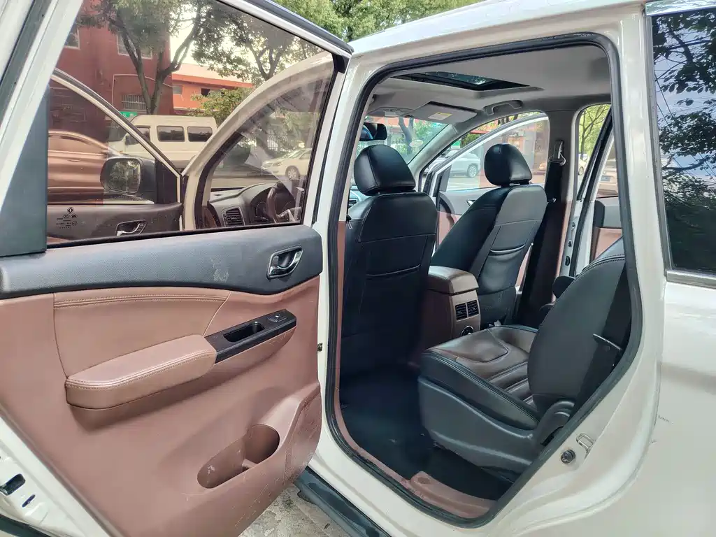 Fengxing SX6 1.6 L CVT Luxury