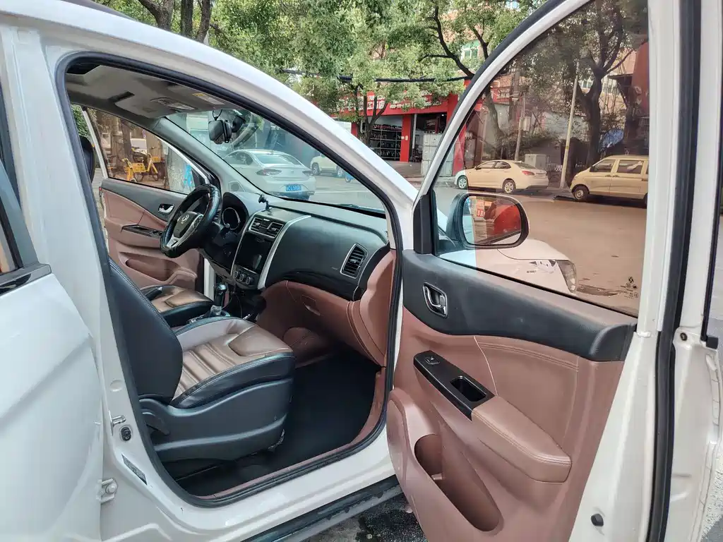 Fengxing SX6 1.6 L CVT Luxury