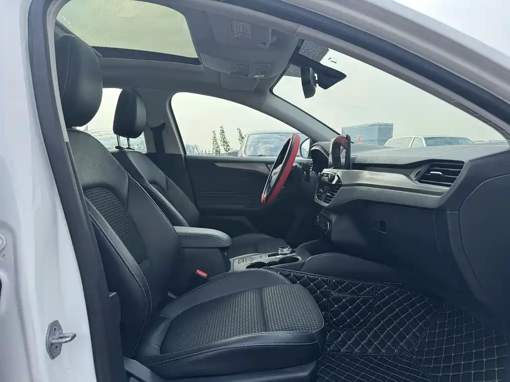 Focus Sedan EcoBoost 180 Auto Sharp Trend
