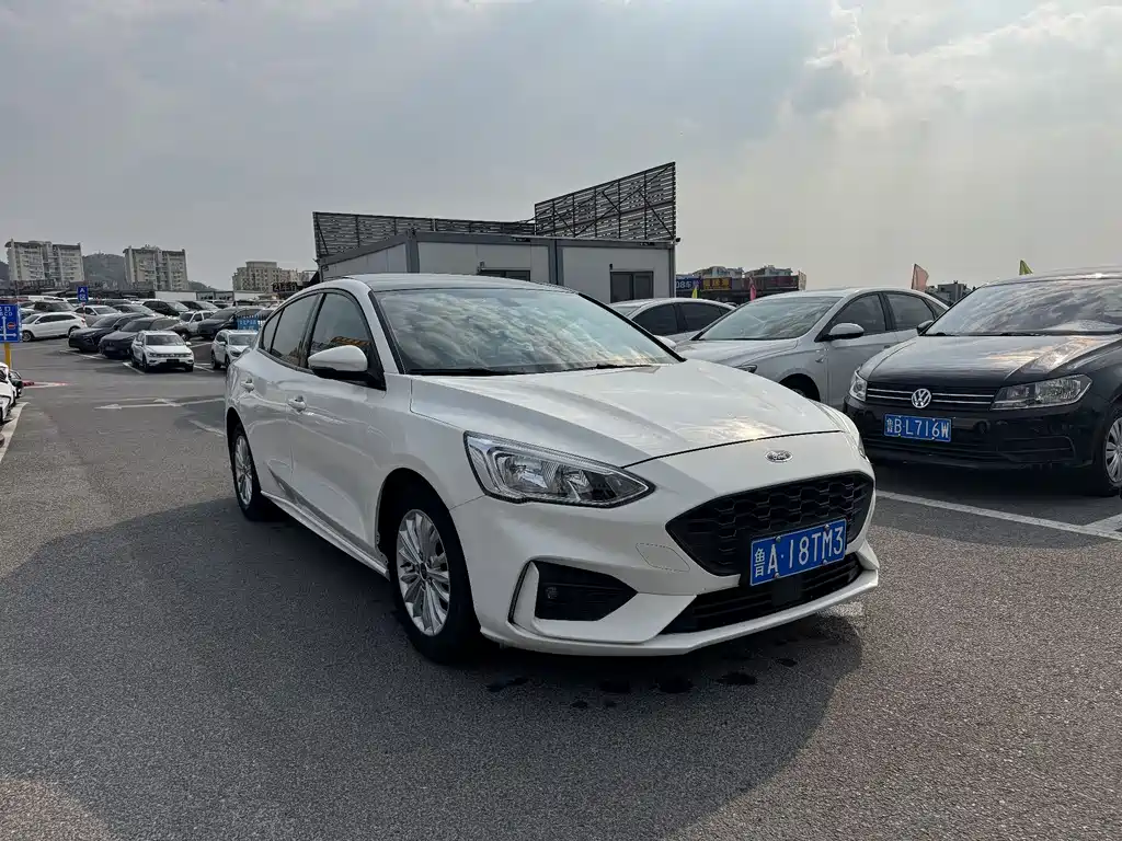 Focus Sedan EcoBoost 180 Auto Sharp Trend