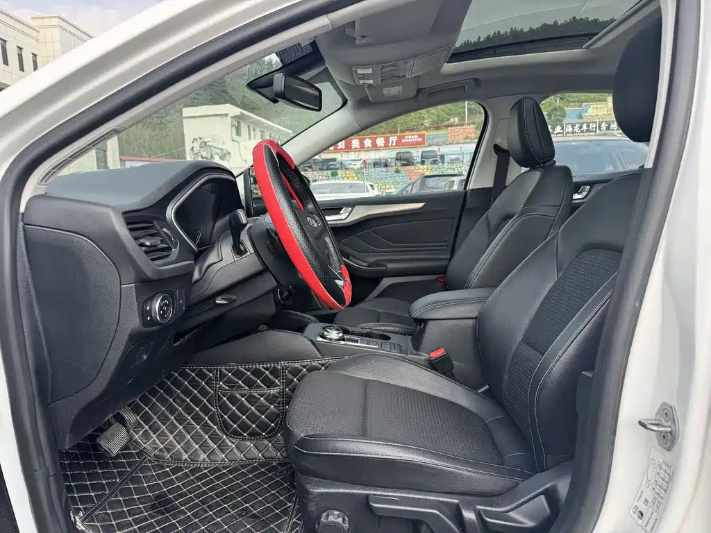 Focus Sedan EcoBoost 180 Auto Sharp Trend