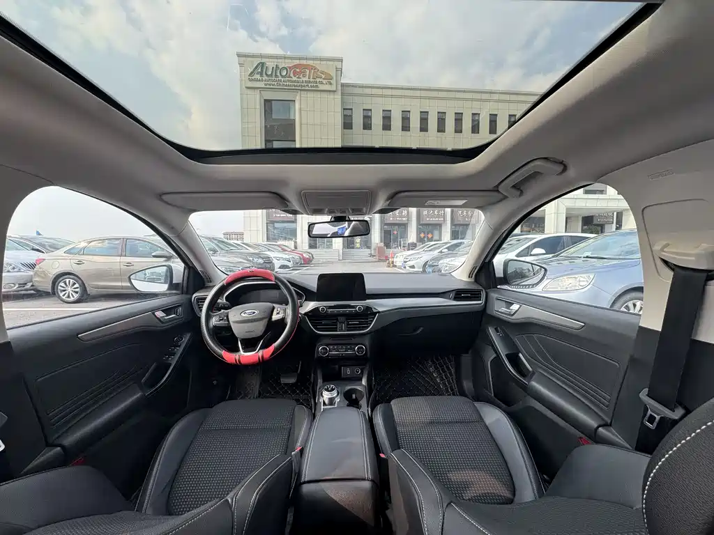 Focus Sedan EcoBoost 180 Auto Sharp Trend