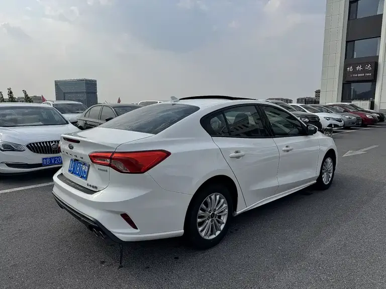 Ford Focus Sedan EcoBoost 180 Auto Sharp Trend