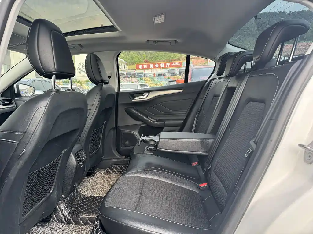 Focus Sedan EcoBoost 180 Auto Sharp Trend