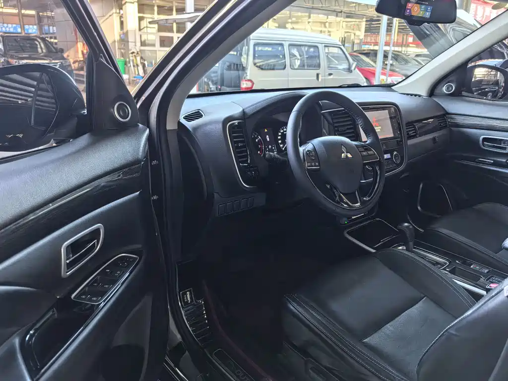 Outlander 2.0 L 2 WD Smooth Enjoyment 5-seat CN-VI