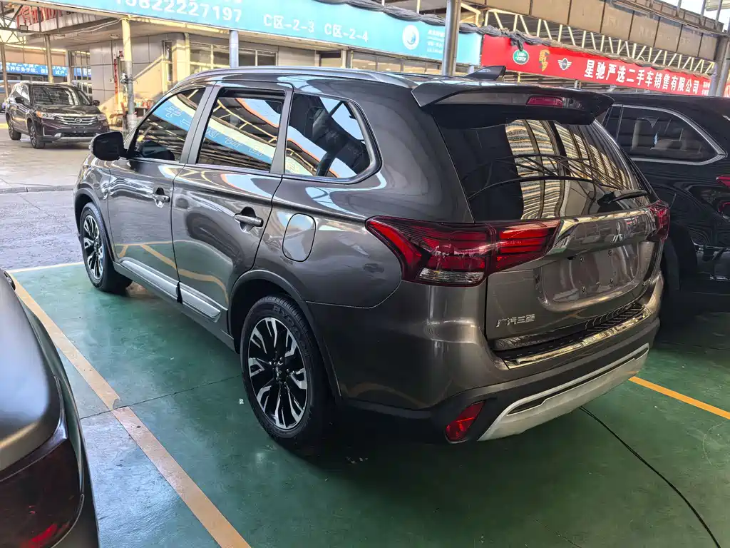 Outlander 2.0 L 2 WD Smooth Enjoyment 5-seat CN-VI