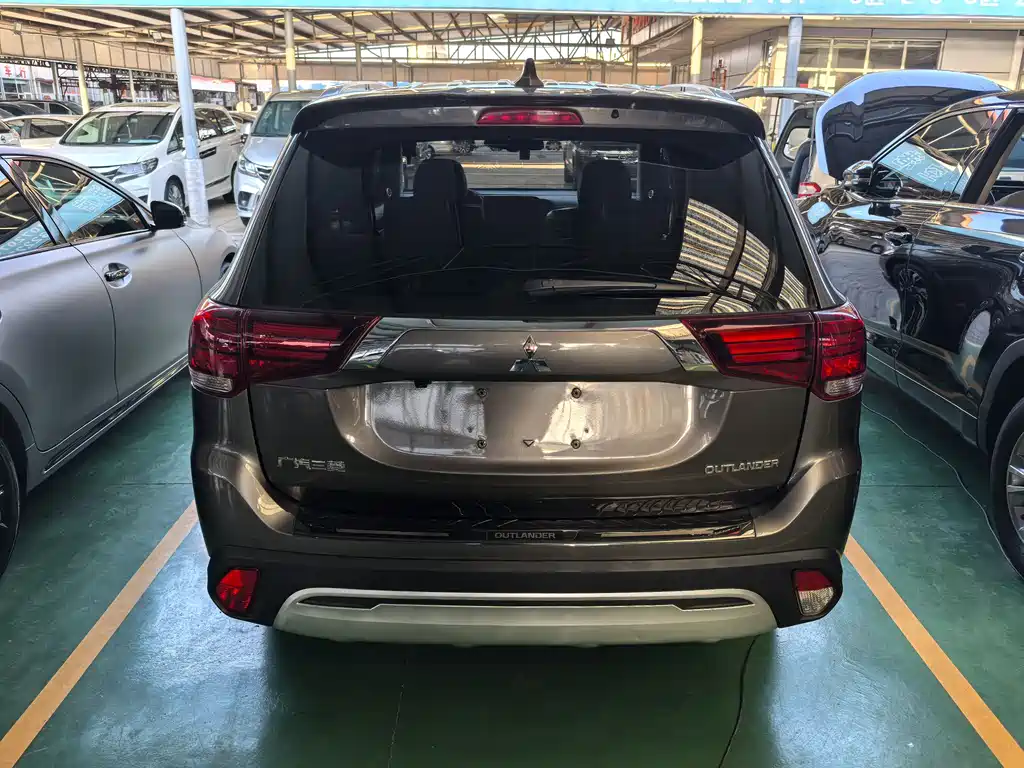 Outlander 2.0 L 2 WD Smooth Enjoyment 5-seat CN-VI