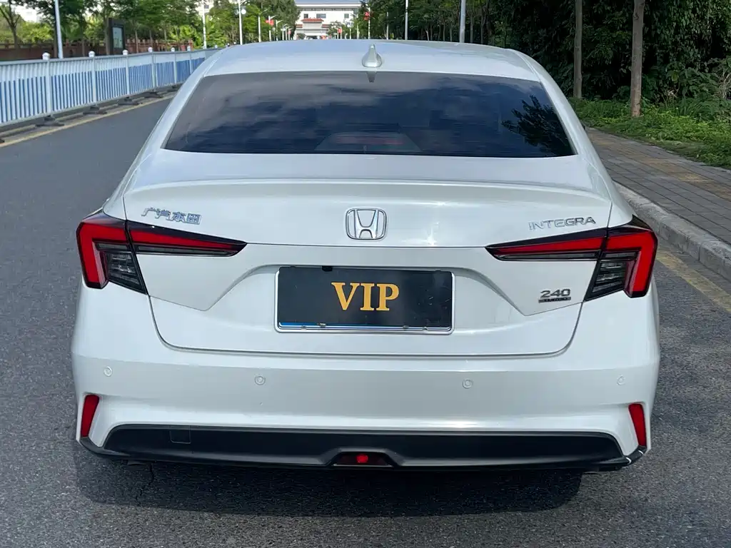 Integra 240 TURBO CVT Leading