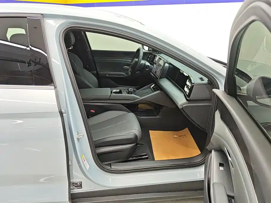 Qin L DM-i Smart Drive 80 KM Leading
