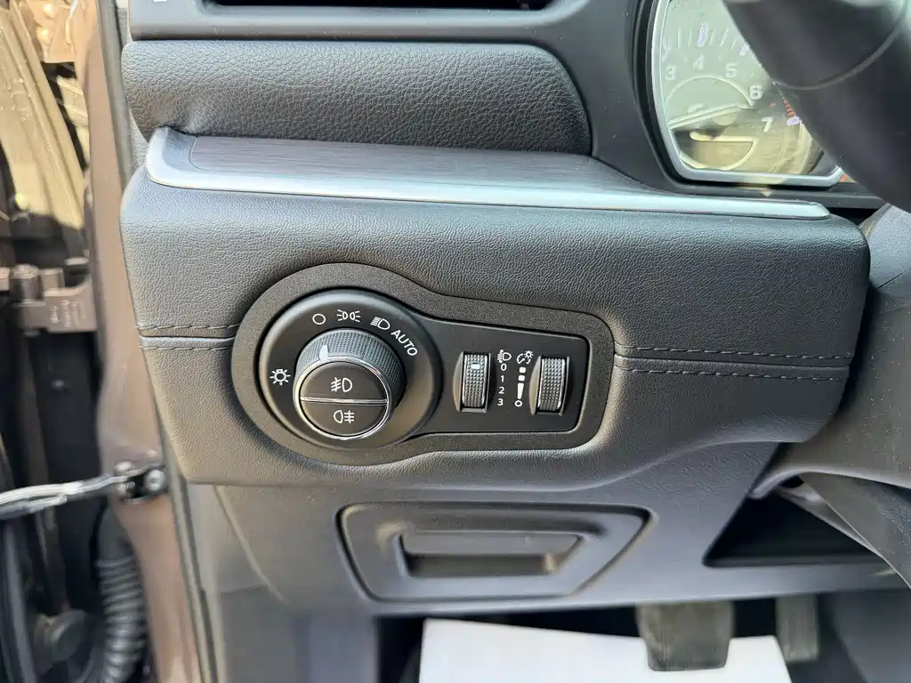 Grand Commander 2.0 T 4 WD Premium Navigation CN-V