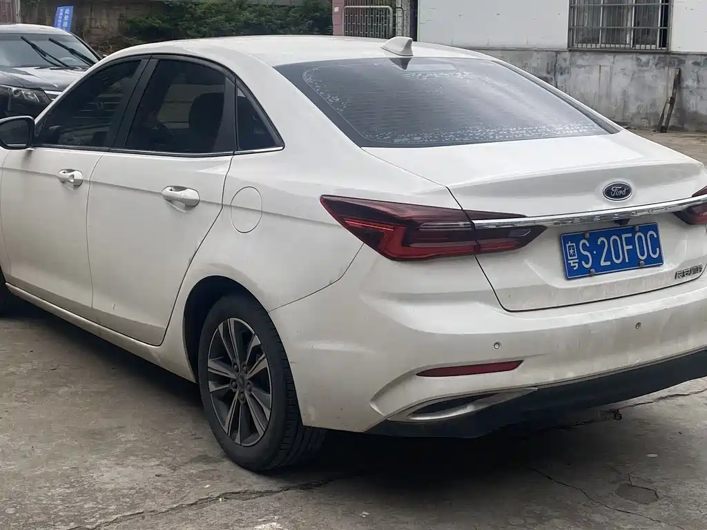 Escort 1.5 L Auto Diamond