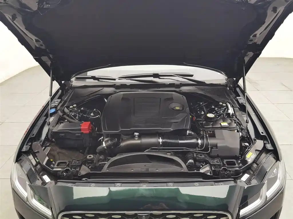 Jaguar XFL XFL 2.0 T P300 4 WD Flagship Sport