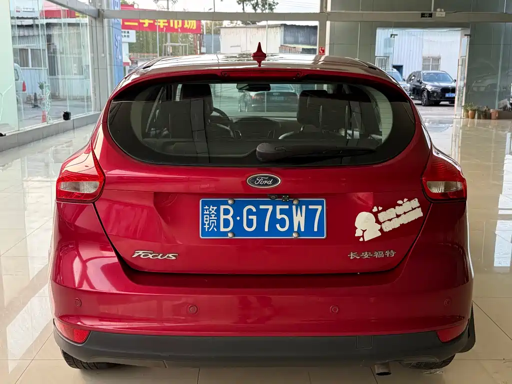 Focus Hatchback 1.6 L Auto Style Smart Travel
