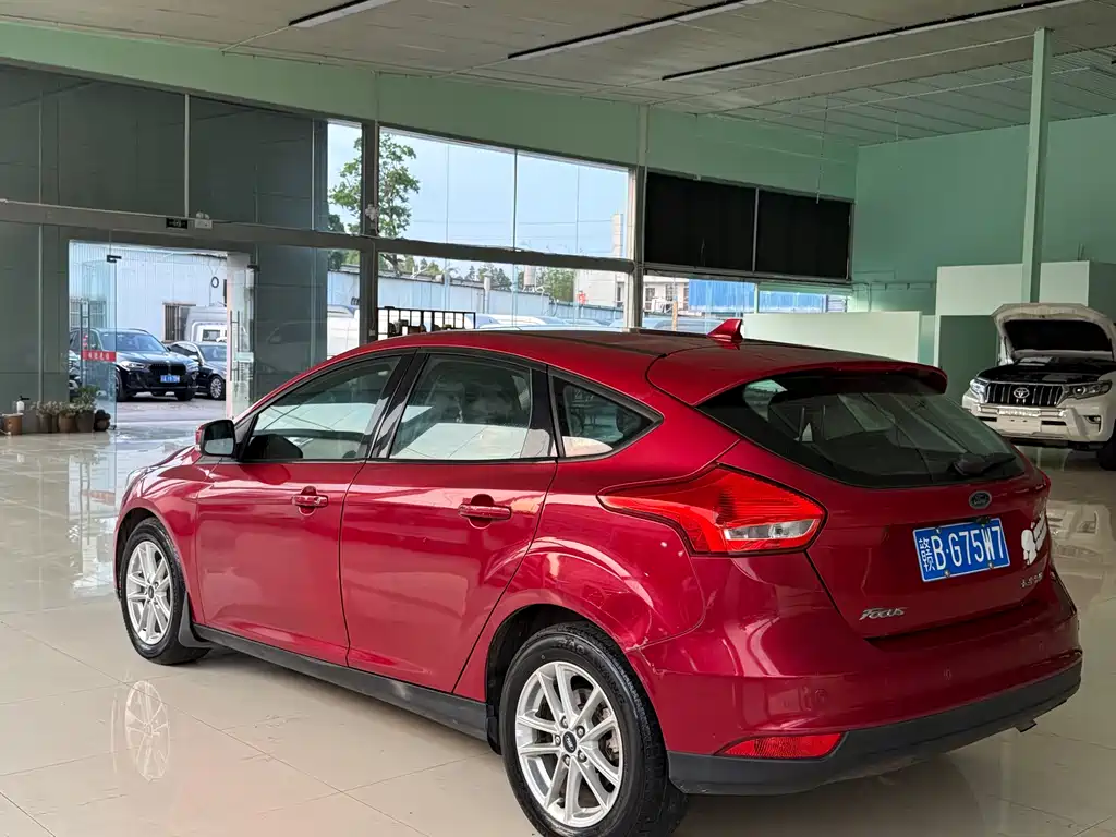 Focus Hatchback 1.6 L Auto Style Smart Travel