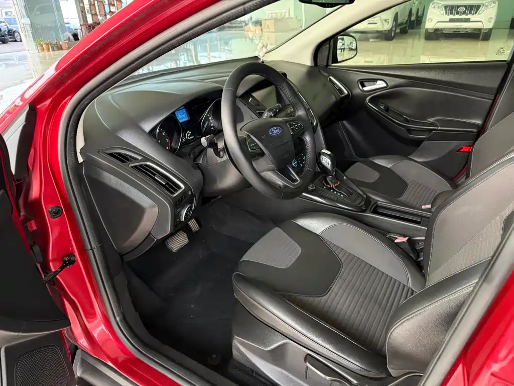 Focus Hatchback 1.6 L Auto Style Smart Travel