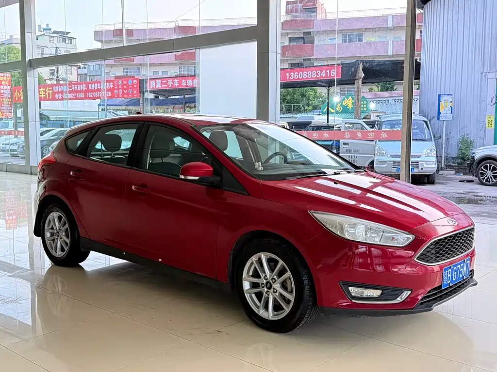 Focus Hatchback 1.6 L Auto Style Smart Travel