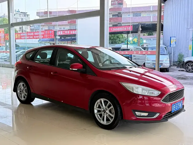 Ford Focus Hatchback 1.6 L Auto Style Smart Travel