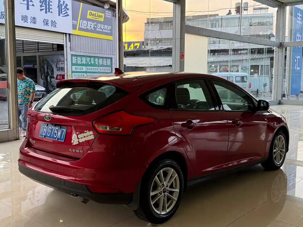Focus Hatchback 1.6 L Auto Style Smart Travel